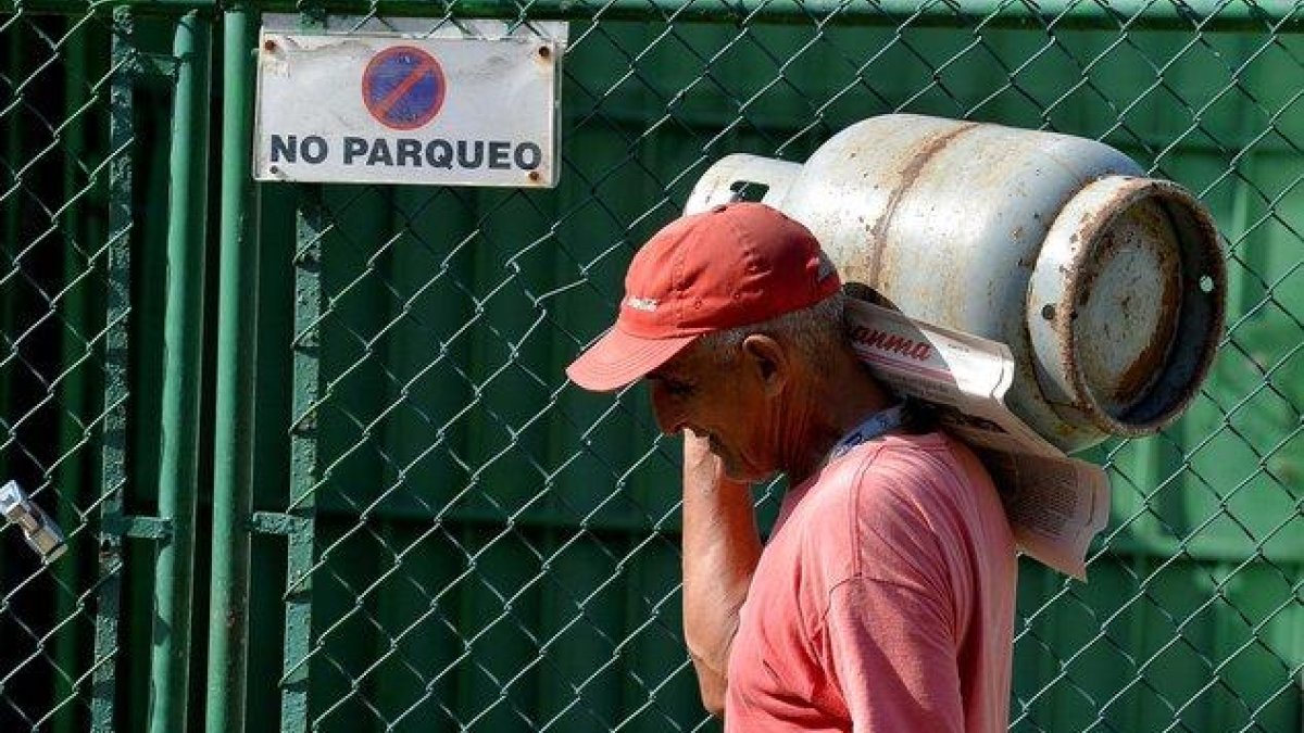 Cuba produce 3,5 millones de toneladas de petróleo al año (22 millones de barriles), de los cuales se obtienen 2,6 millones de tonelada.-AFP