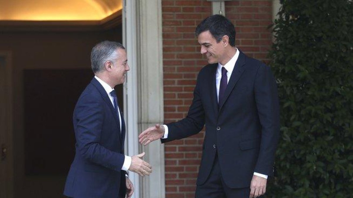 El candidato a la Presidencia del Gobierno, Pedro Sánchez (derecha) y el Lehendakari, Íñigo Urkullu (izquierda).-DAVID CASTRO