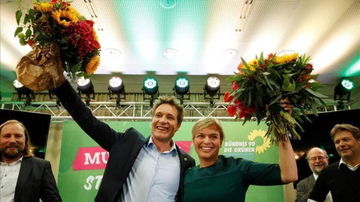 Katharina Schulze y Ludwig Hartmann celebran el avance de Los Verdes.-AFP / ODD ANDERSEN