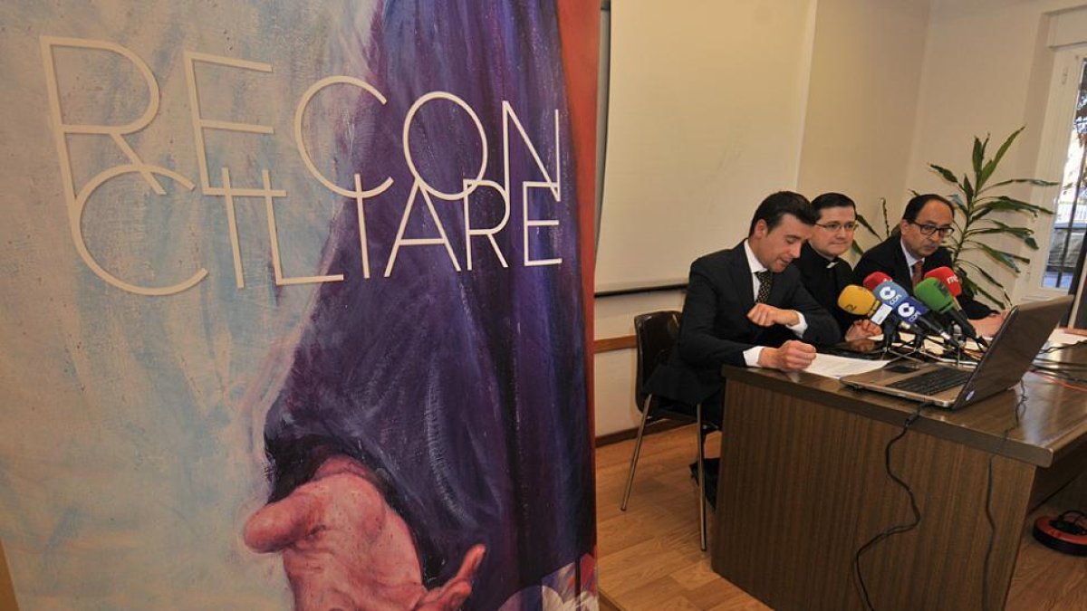 Un momento de la presentación de las piezas que se exhibirán en 'Reconciliare'.-VALENTÍN GUISANDE