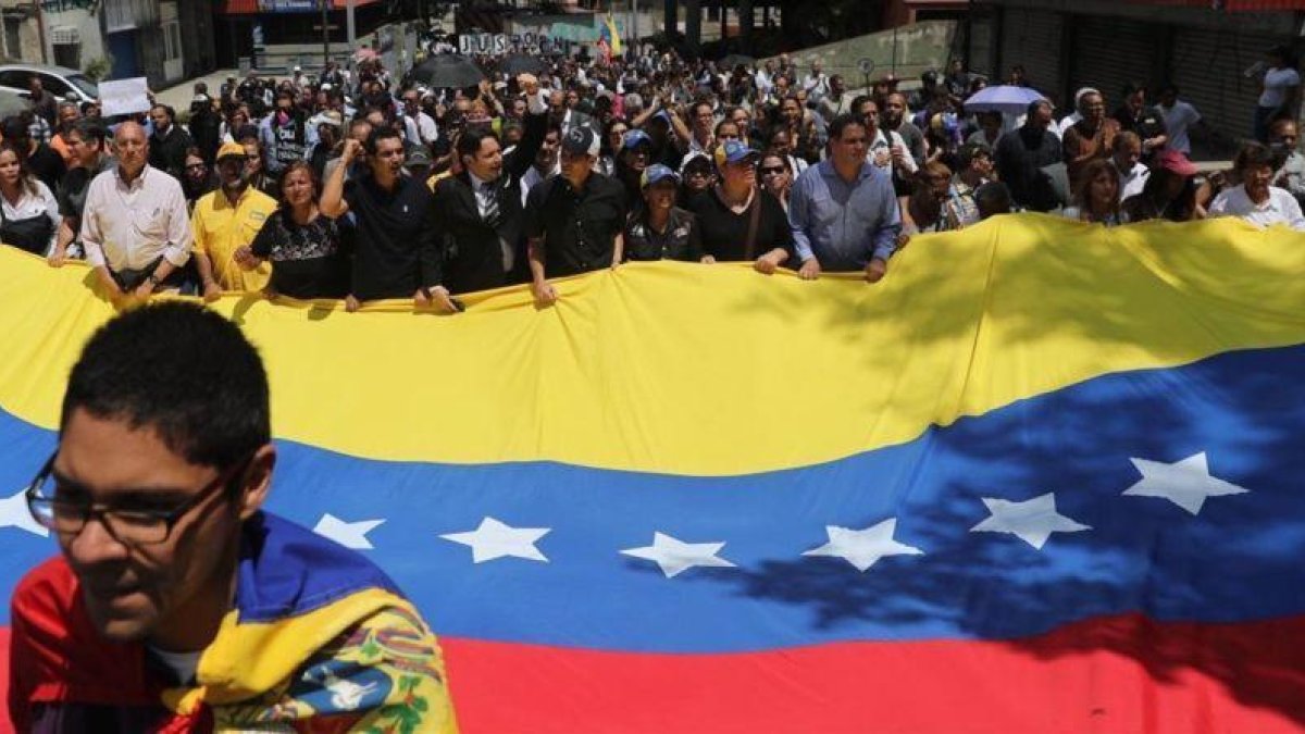 El líder opositor Henrique Capriles (centro), junto a distintos dirigentes del partido opositor Primero Justicia, participa en una caminata que acompaña el cortejo fúnebre del concejal fallecido Fernando Albán, el 10 de octubre del 2018 en Caracas.-EFE / MIGUEL GUTIÉRREZ