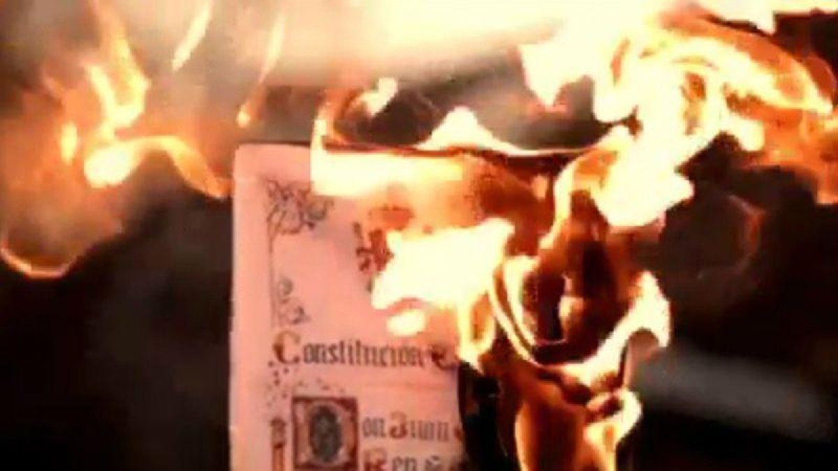 Imagen del tuit de Arran en la que se quema una Constitución española.-EL PERIÓDICO