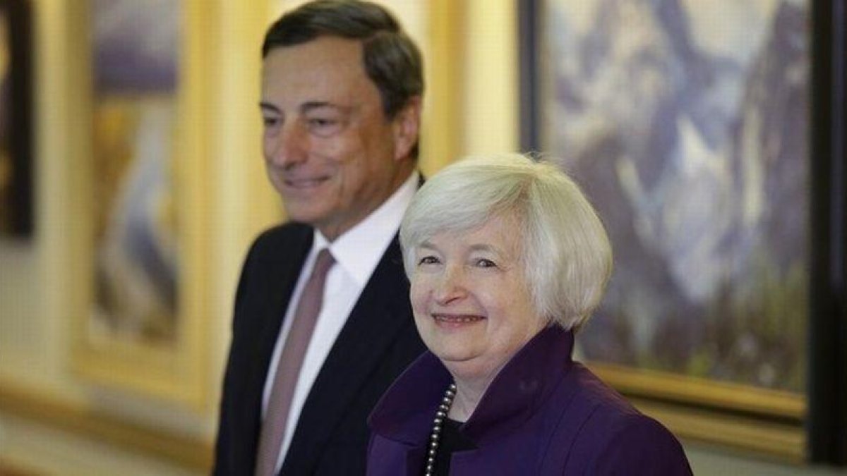 Mario Draghi y Janet Yellen en Jackson Hole en agosto del 2014.-AP PHOTO / JOHN LOCHER