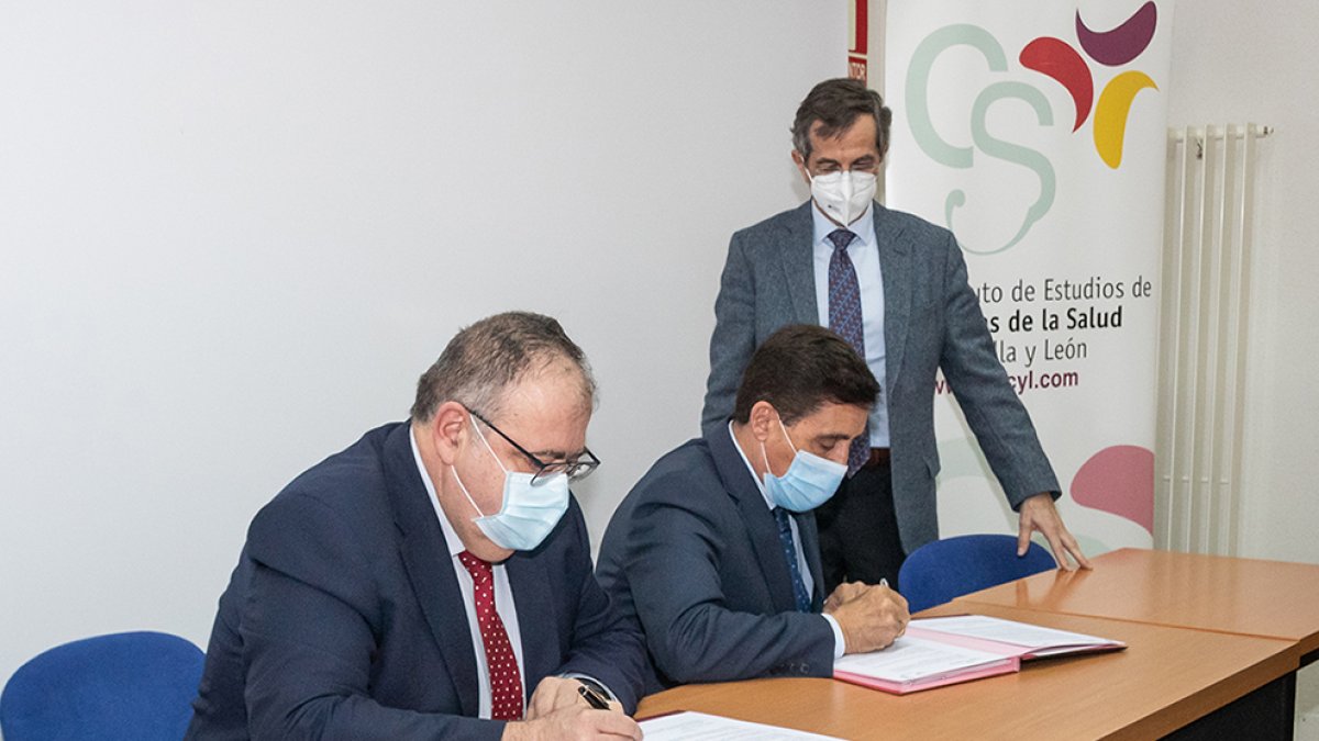 Firma del acuerdo entre el Instituto de Ciencias de la Salud y Caja Rural con asistencia del consejero de Sanidad en marzo. GONZALO MONTESEGURO