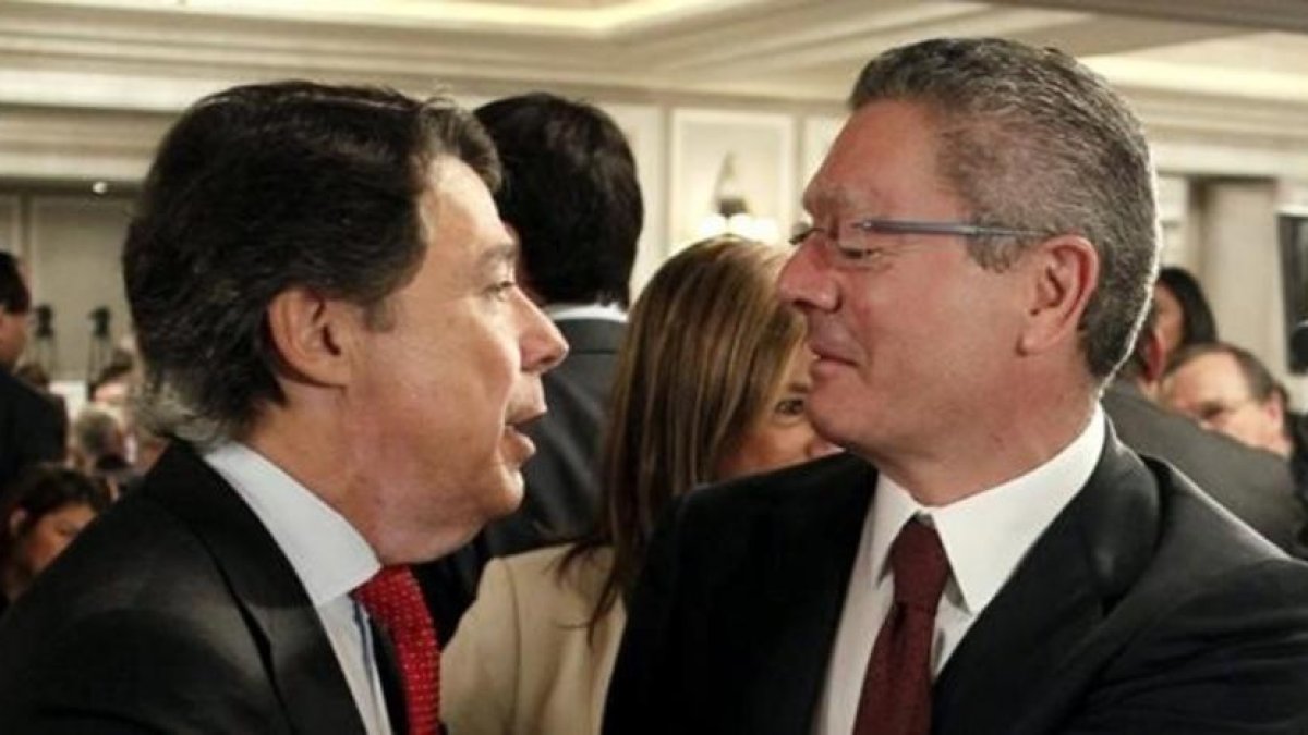 Los expresidentes de la Comunidad de Madrid Ignacio González y Alberto Ruiz-Gallardón.-/ EFE / PACO CAMPOS