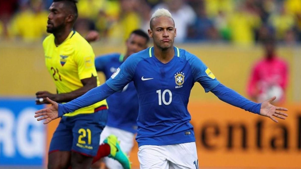 El delantero de Brasil, Neymar, celebra su gol de penalti ante Ecuador en la fase de clasificación para el Mundial 2018.-GUILLERMO GRANJA / REUTERS
