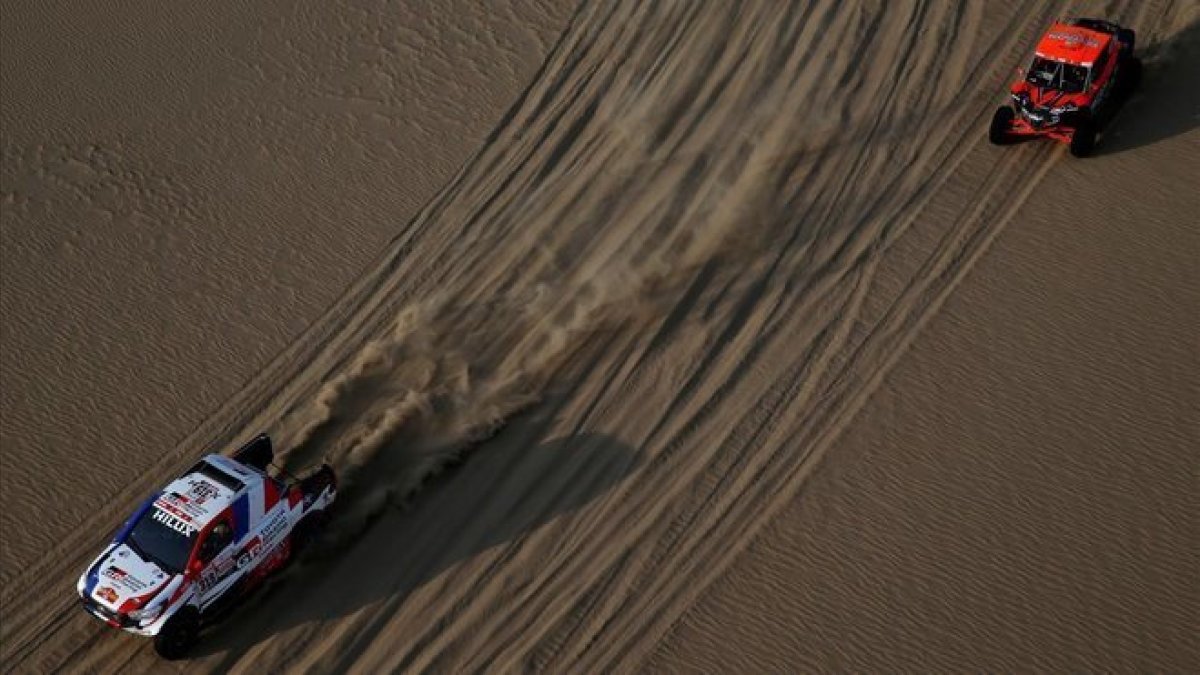 El coche de Ronan Chabot seguido por el buggie de Robby Gordon, en la segunda etapa del Dakar del 2019.-REUTERS