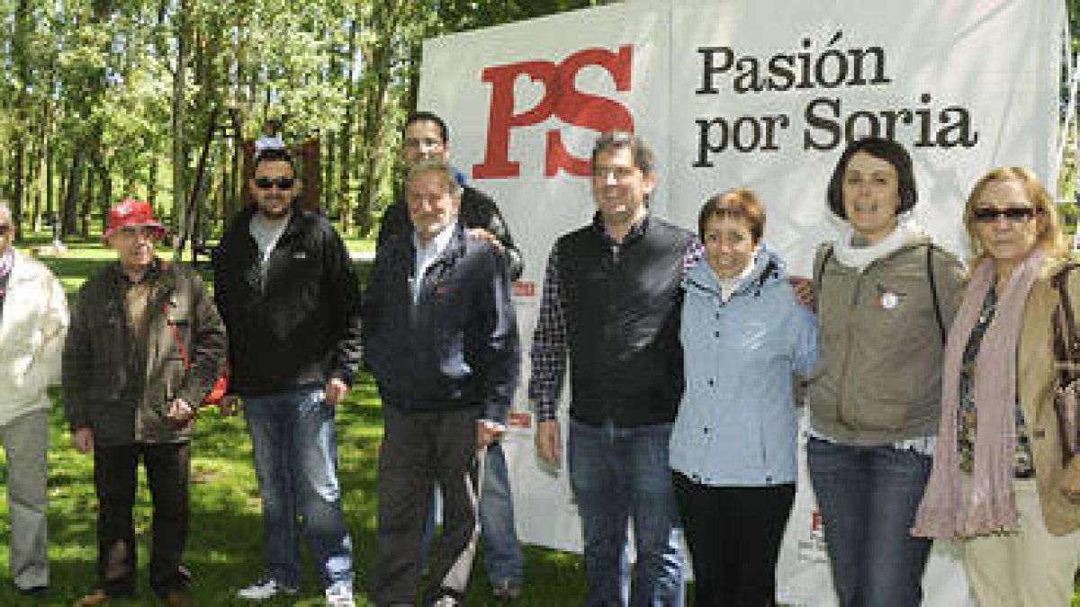 El PSOE con una pancarta de su lema de campaña electoral visitando las actuaciones hechas en el monte Valonsadero. / VALENTÍN GUISANDE-