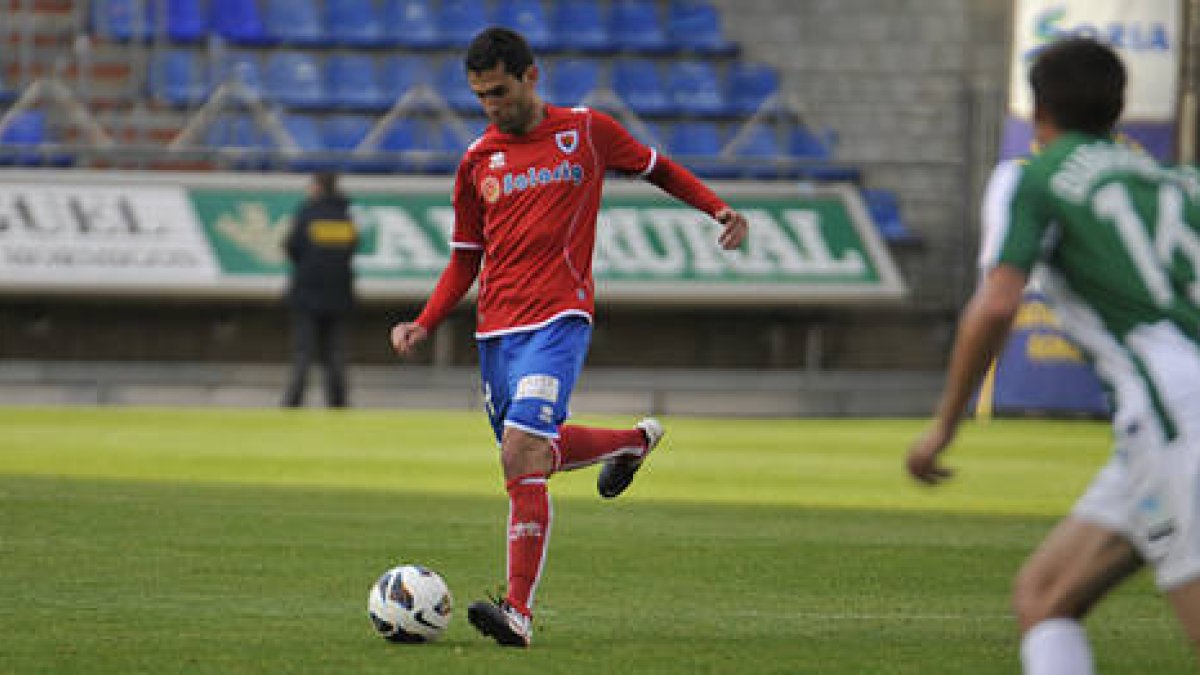 El centrocampista cántabro durante un encuentro con el Numancia. / DIEGO MAYOR-