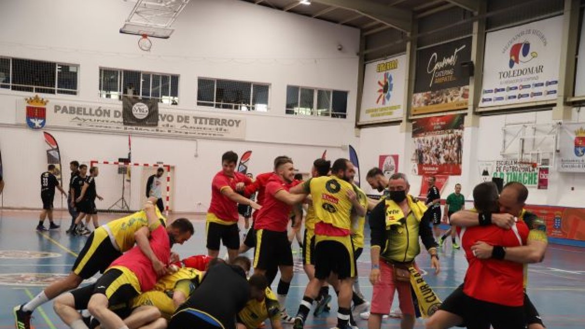 Celebración del Balonmano Soria en Lanzarote con el ascenso a Honor Plata ya en el bolsillo. HDS