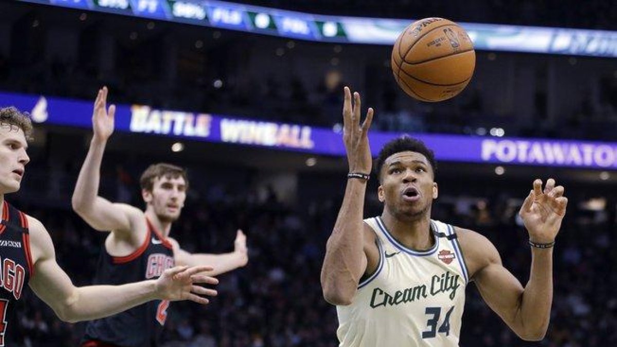 Giannis Antetokounmpo controla un balón durante el partido contra Chicago Bulls.-AP / AARON GASH