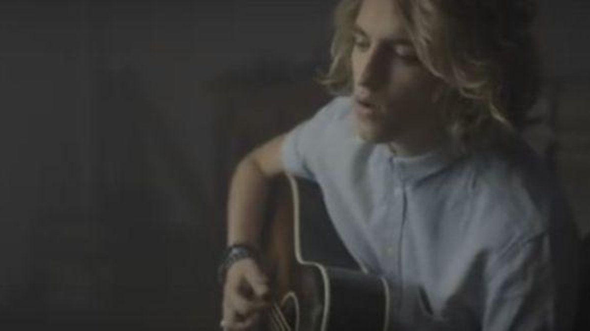 Manel Navarro, en un momento del videoclip de Keep on falling.-EL PERIÓDICO