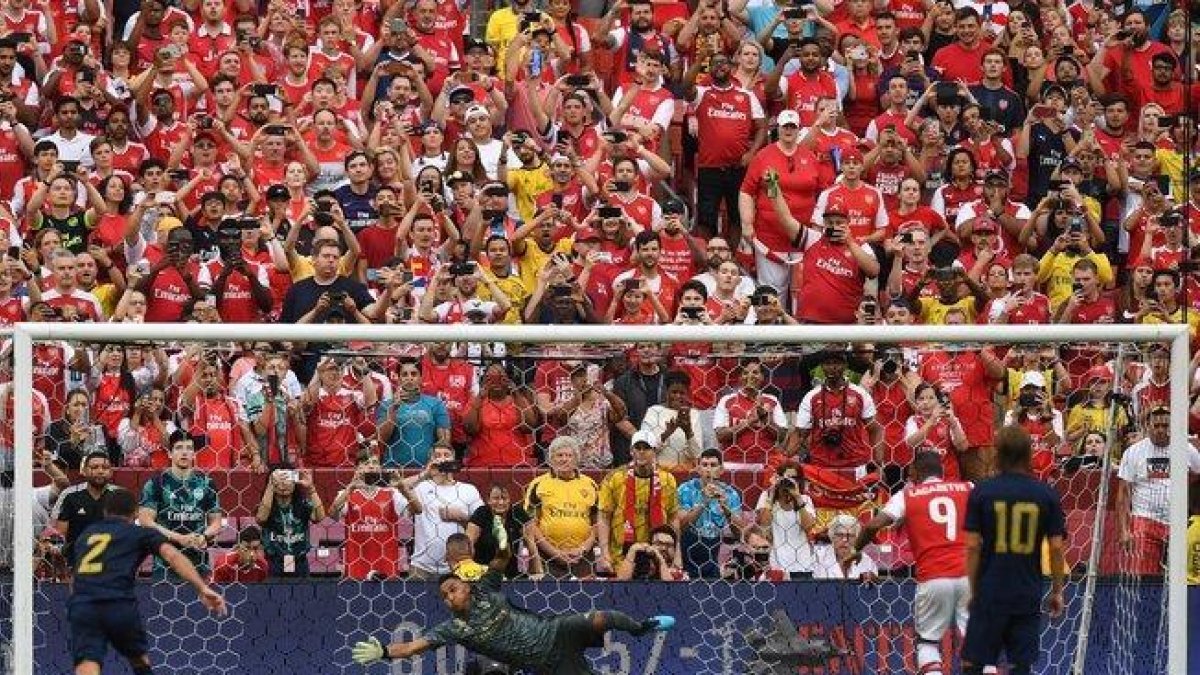 El delantero del Arsenal Lacazette tranforma el penalti del 0-1 ante el Madrid.-AFP
