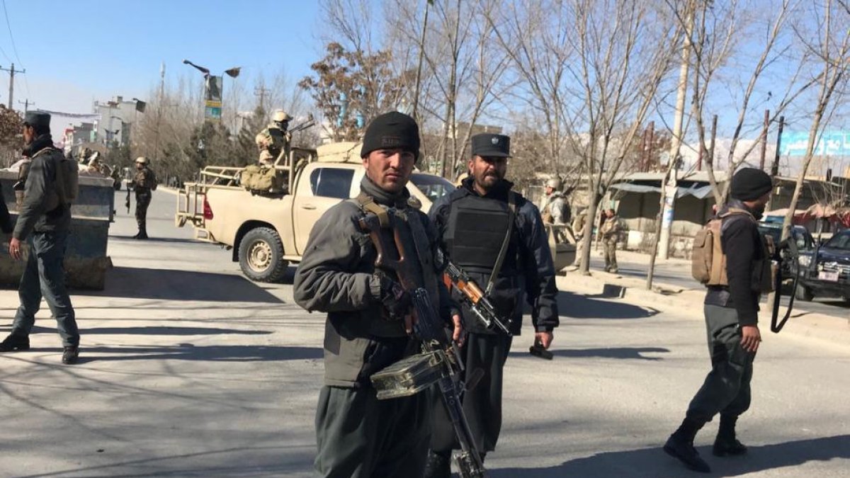 Policías afganos, en la zona del atentado en Kabul, este jueves.-/ REUTERS / MOHAMMAD ISMAIL