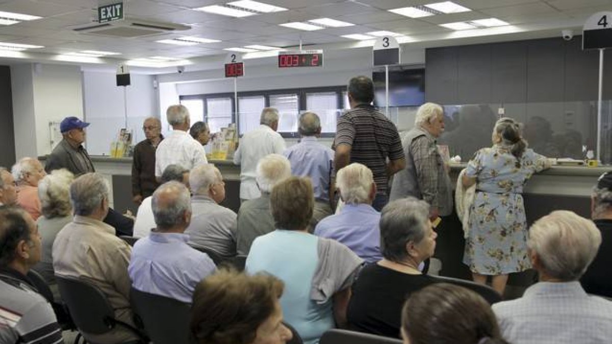 La gente espera en el interior de un banco en Atenas.-Foto: STRINGER / REUTERS