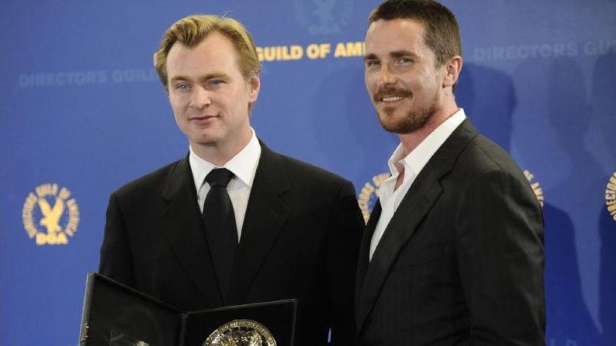 Christopher Nolan a la izquierda y Christian Bale a la derecha en el Sindicato de Directores de América en el 2009.-AP / CHRIS PIZZELLO
