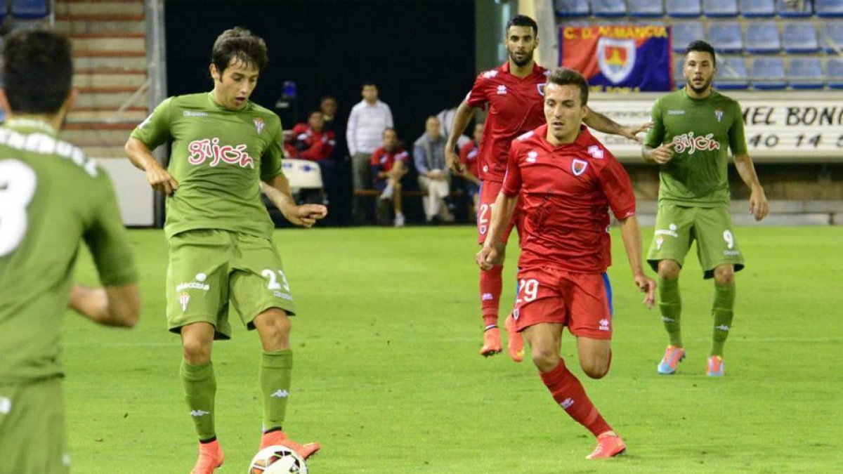 Imagen de un partido del Numancia.-ÁLVARO MARTÍNEZ