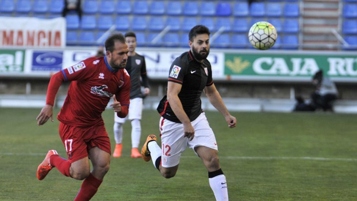 Asier Villalibre con el Bilbao Athletic en Los Pajaritos.-DIEGO MAYOR