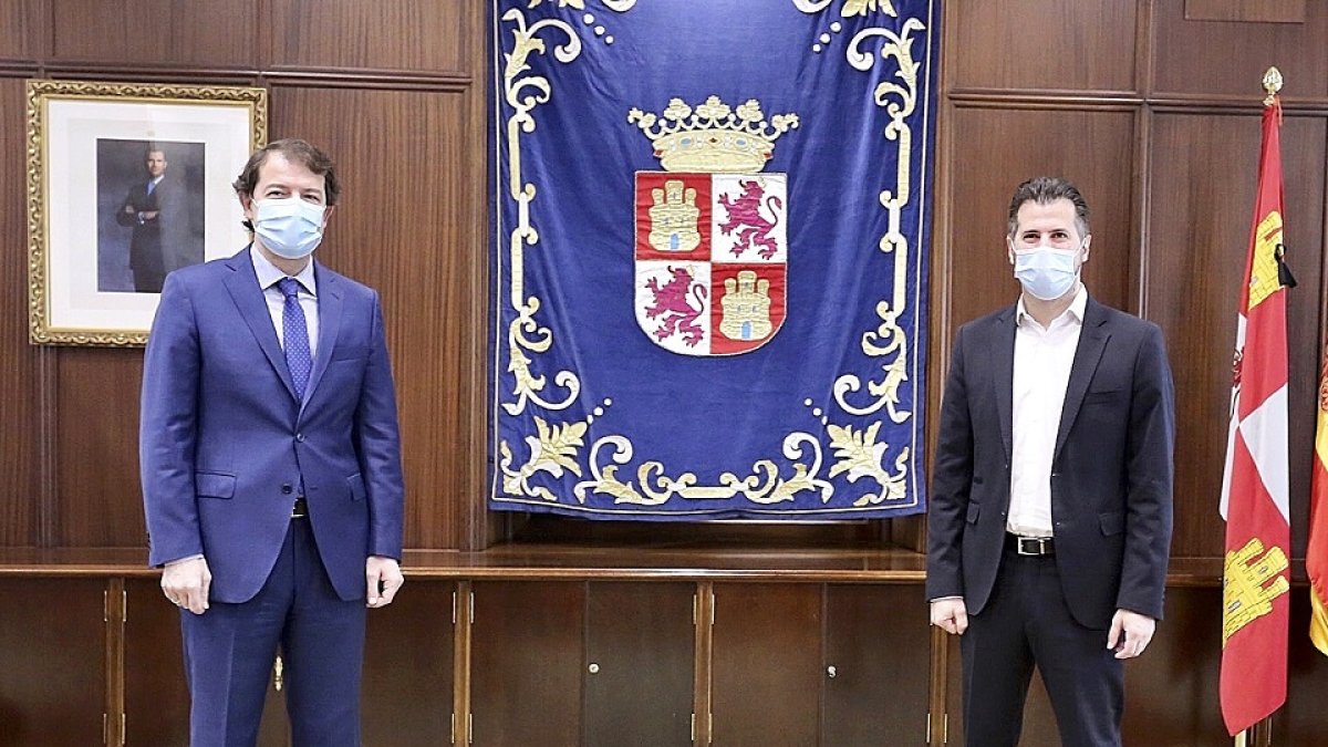 El presidente de la Junta, Alfonso Fernández Mañueco, y el líder de la oposición Luis Tudanca, con mascarillas antes de la reunión. ICAL