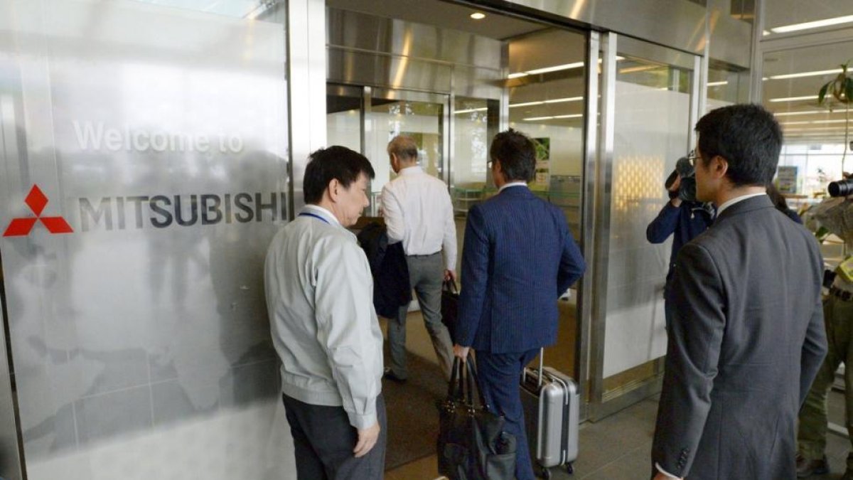 Funcionarios del ministerio de Transportes acceden a las oficionas de Mitsubishi Motors, este jueves, en Okazaki.-KYODO / REUTERS