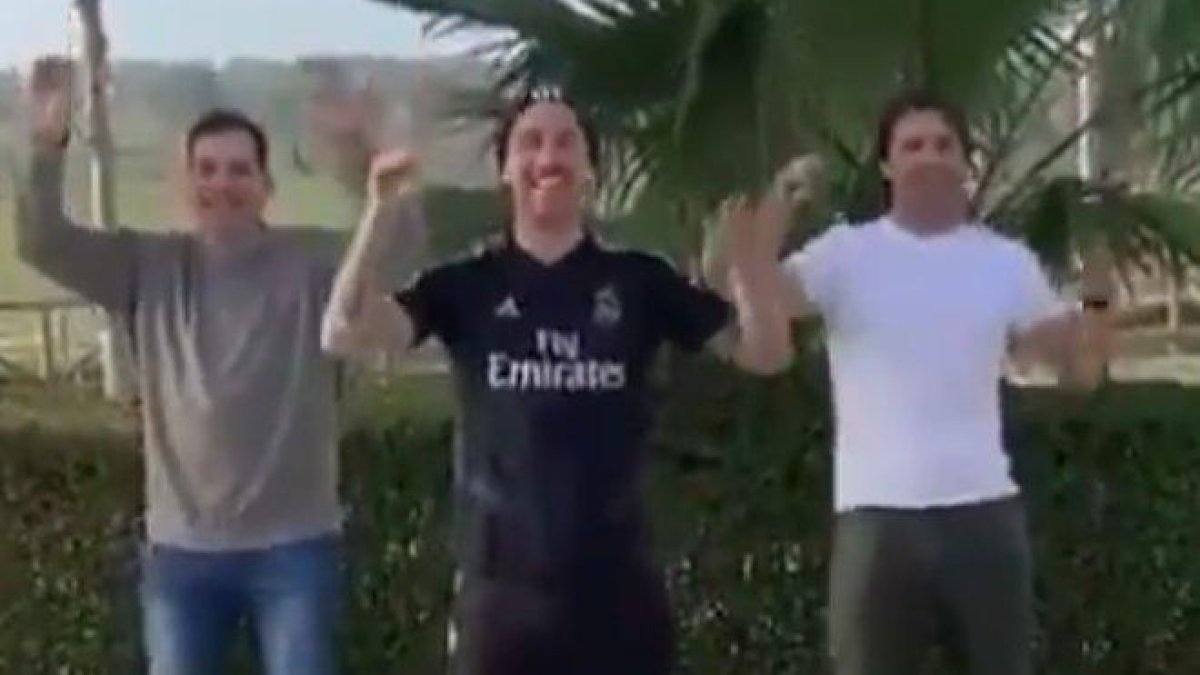 Sergio Ramos y dos amigos bailan la coreografía del ’tubo de escape’.-TWITTER