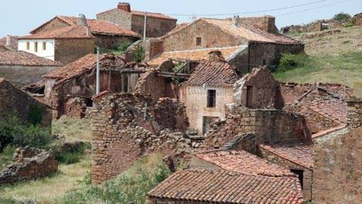 Casas hundidas en un pueblo soriano. / ÁLVARO MARTÍNEZ-