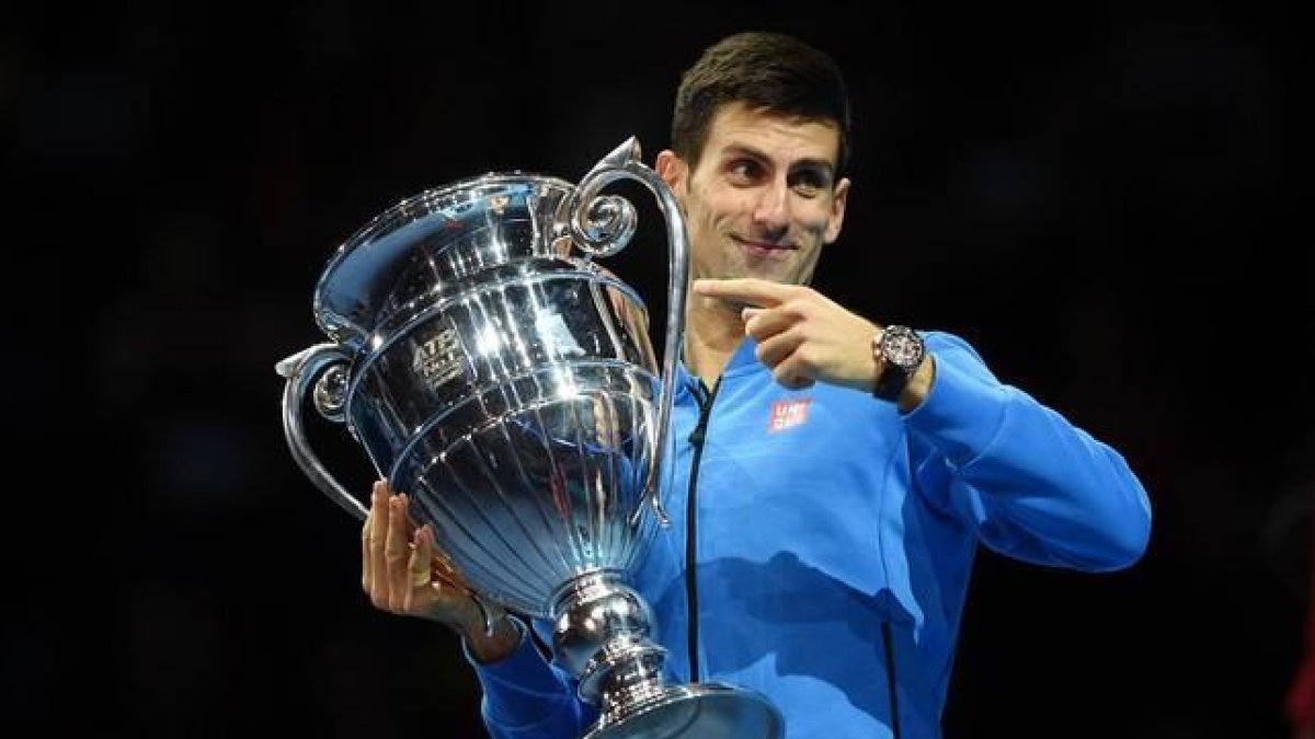 Novak Djokovic, con el trofeo de número 1 del mundo recibido en el O2 de Londres tras derrotar a Kei nishikori en el debut de la Copa de Maestros.-REUTERS / TONY O'BRIEN