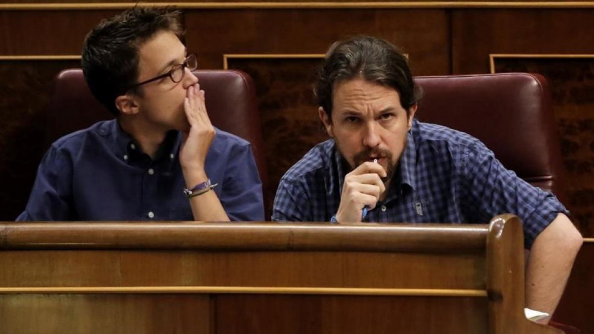 Pablo Iglesias e Íñigo Errejón en sus escaños del Congreso.-JOSE LUIS ROCA