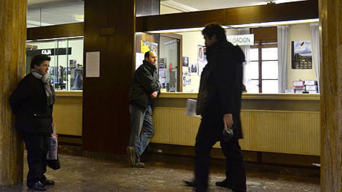 Los empleados municipales trabajarán 37,5 horas a la semana desde el 1 de enero de 2013. / VALENTÍN GUISANDE-