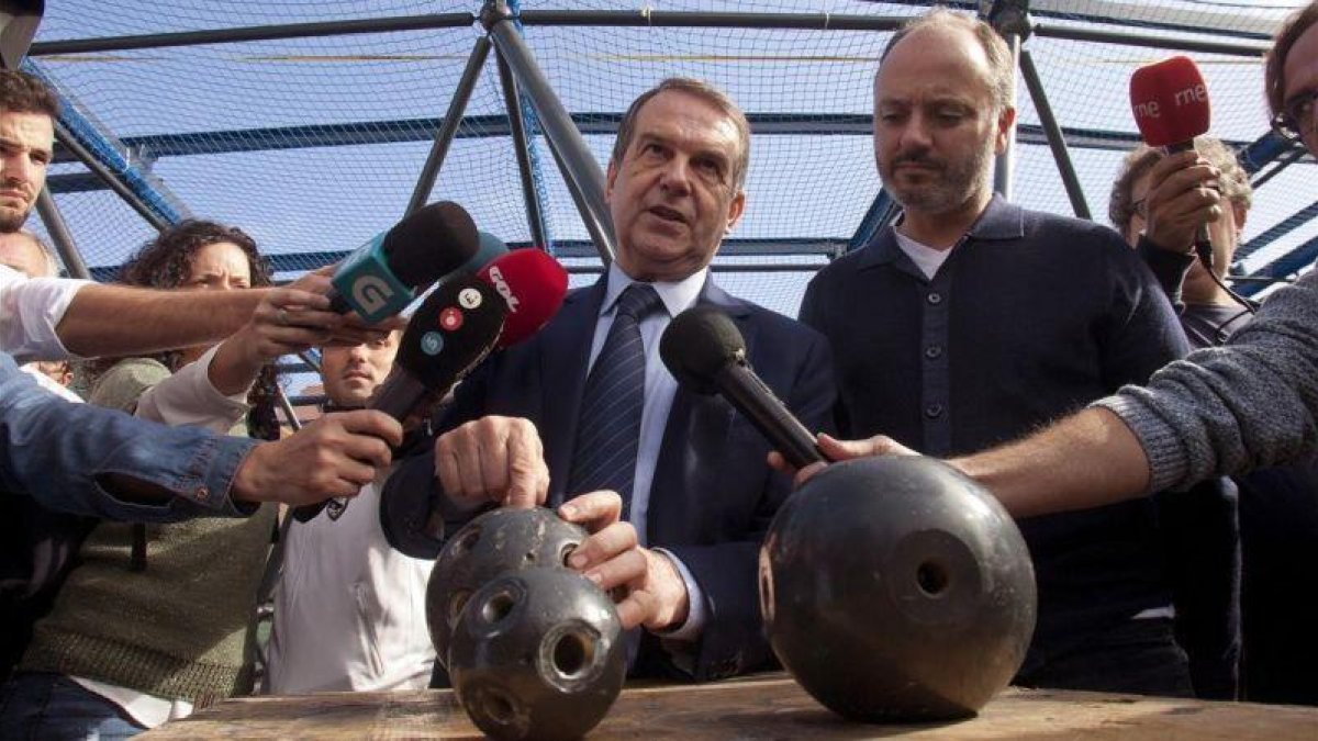 El alcalde de Vigo, Abel Caballero, muestra el fallo detectado en las esferas que sustentan la malla de la estructura de la cubierta que cierra la grada de Río del Estadio Municipal de Balaídos.-EFE / SALVADOR SAS