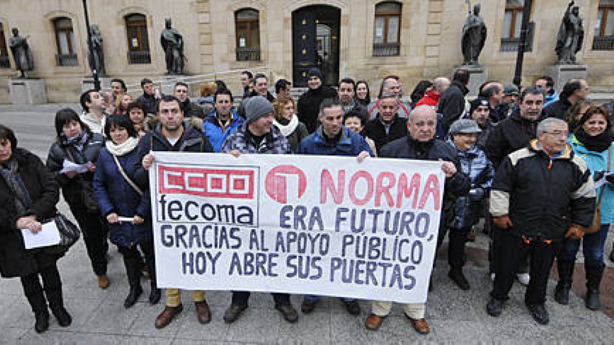 Extrabajadores y familias agradecen el apoyo ante el palacio provincial. / VALENTÍN GUISANDE-