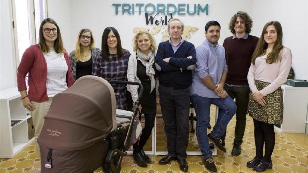 Desde la izquierda, Verónica Guerra, Lucile Gauchet, Silvia Rosell (con el cochecito de su hija), Pilar Barceló, Paul Lazzeri, F. Xavier Alonso, Giulio Cappadona y Anna Prevosto.-CÉSAR CID