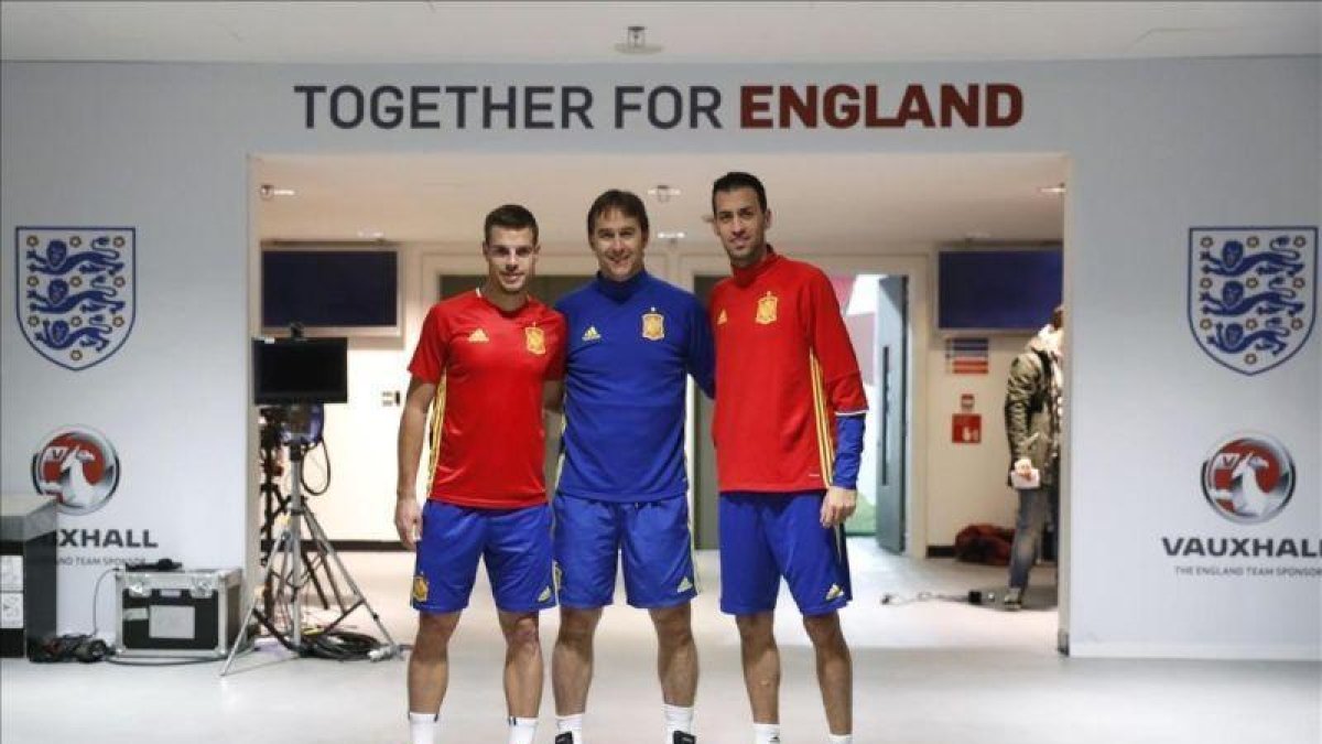 Azpilicueta, Lopetegui y Busquets posan antes de la rueda de prensa ofrecida en el estadio de Wembley.-EFE / JUAN CARLOS HIDALGO