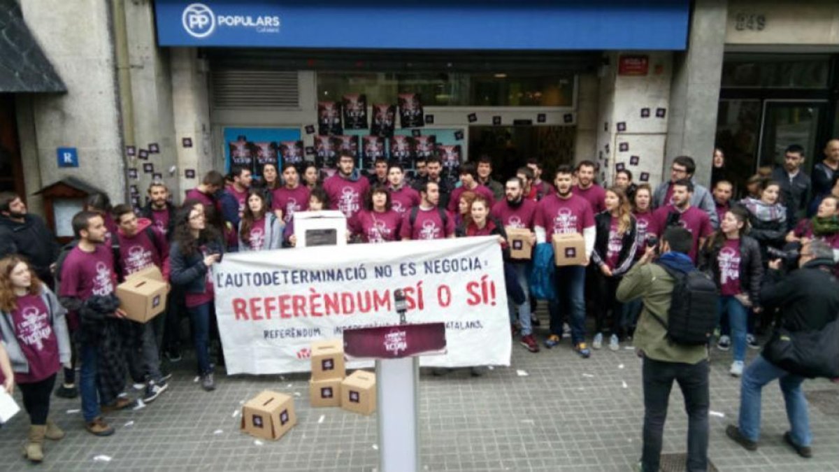 Miembros de Arran participan en la ocupación de la sede del PP en Barcelona.-