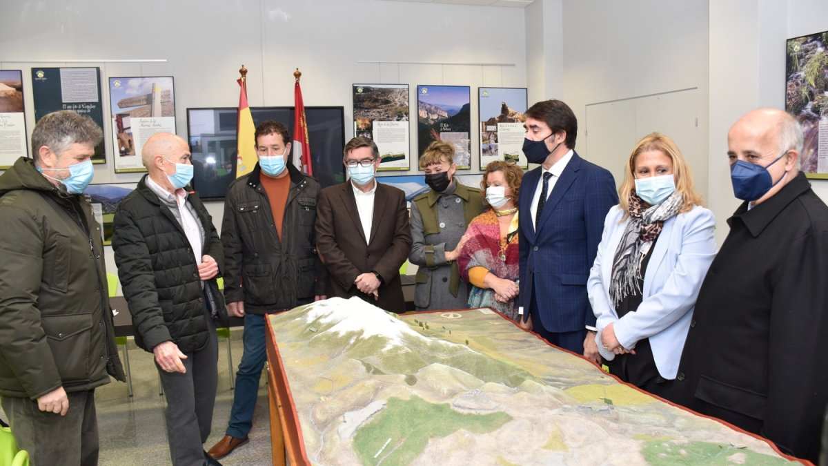Visita del consejero Suárez-Quiñones a Cueva de Ágreda para impulsar junto a Global Nature la declaración del Moncayo como Parque Natural en Soria. HDS