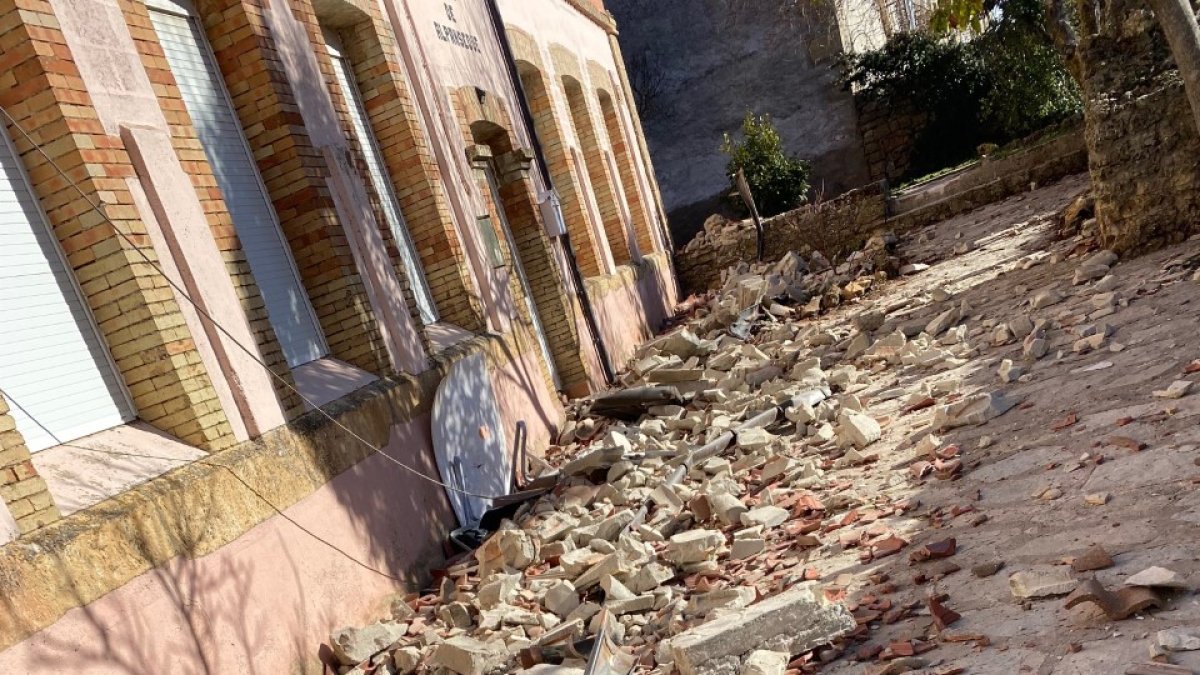 Cascotes del derrumbe de la cornisa del edificio. HDS
