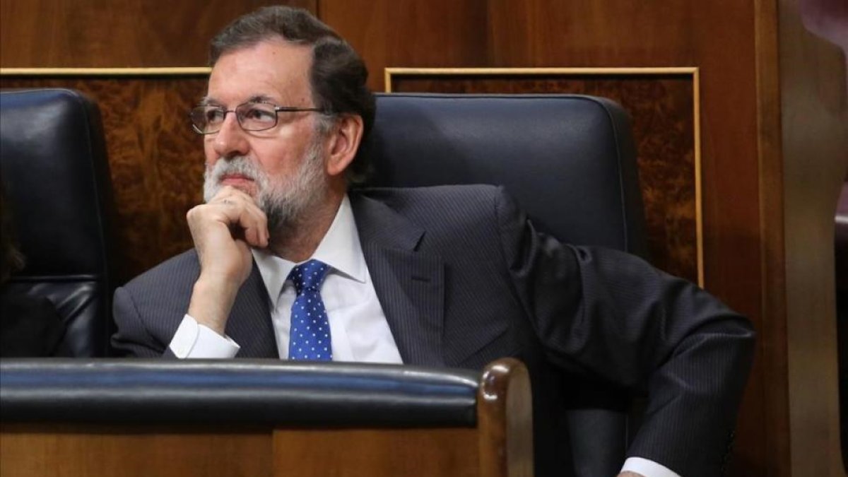 El presidente del Gobierno, Mariano Rajoy, momentos antes de la votación del proyecto de Presupuestos del Estado,en el pleno del Congreso de los Diputados.-JUAN MANUEL PRATS