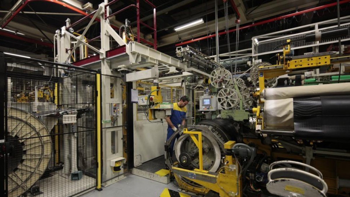 Un operario durante el proceso de fabricación del neumático en la fábrica de Michelin de Valladolid.-EL MUNDO