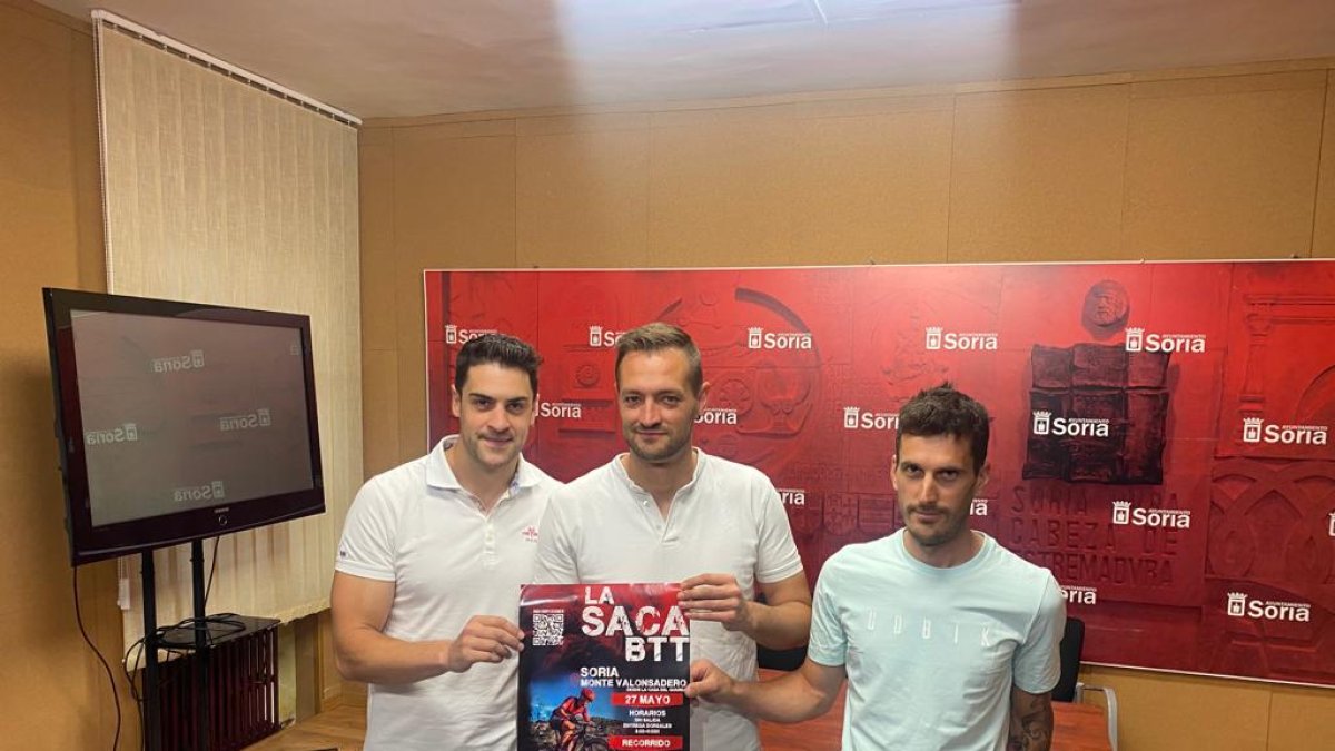 Hugo Pardo, Manuel Salvador y Héctor Fuentes, ayer, durante la presentación de La Saca BTT. HDS