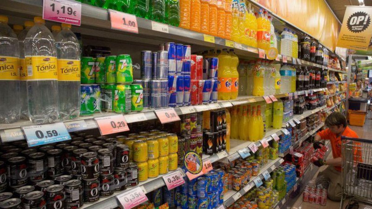Envases de refrescos en un supermercado.-EL PERIÓDICO