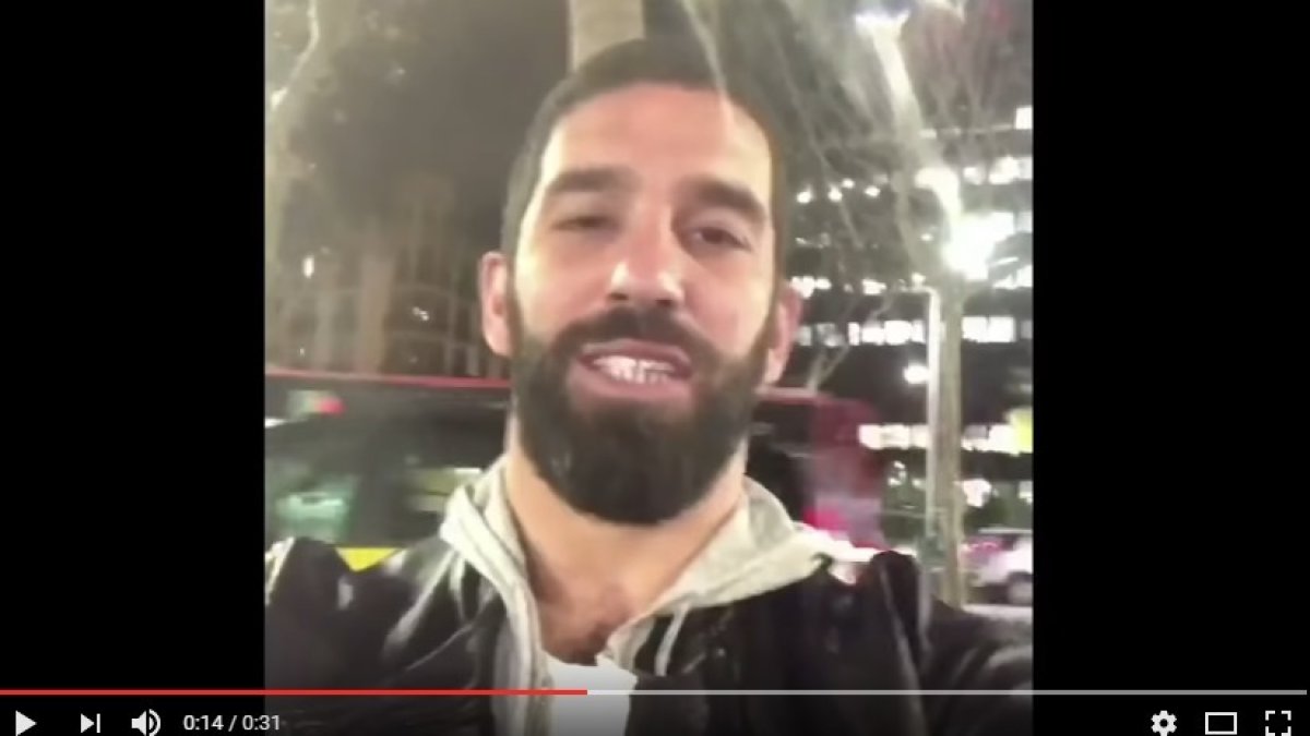 Arda Turan muestra su apoyo a ampliar los poderes de Erdogan.-