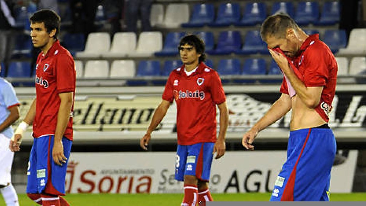 Los jugadores del Numancia decepcionados tras caer ante el Celta. / U. Sierra-