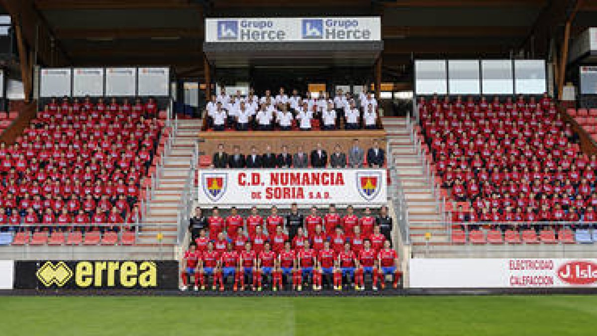 La cantera del Numancia durante la foto oficial de esta temporada. / VALENTÍN GUISANDE-
