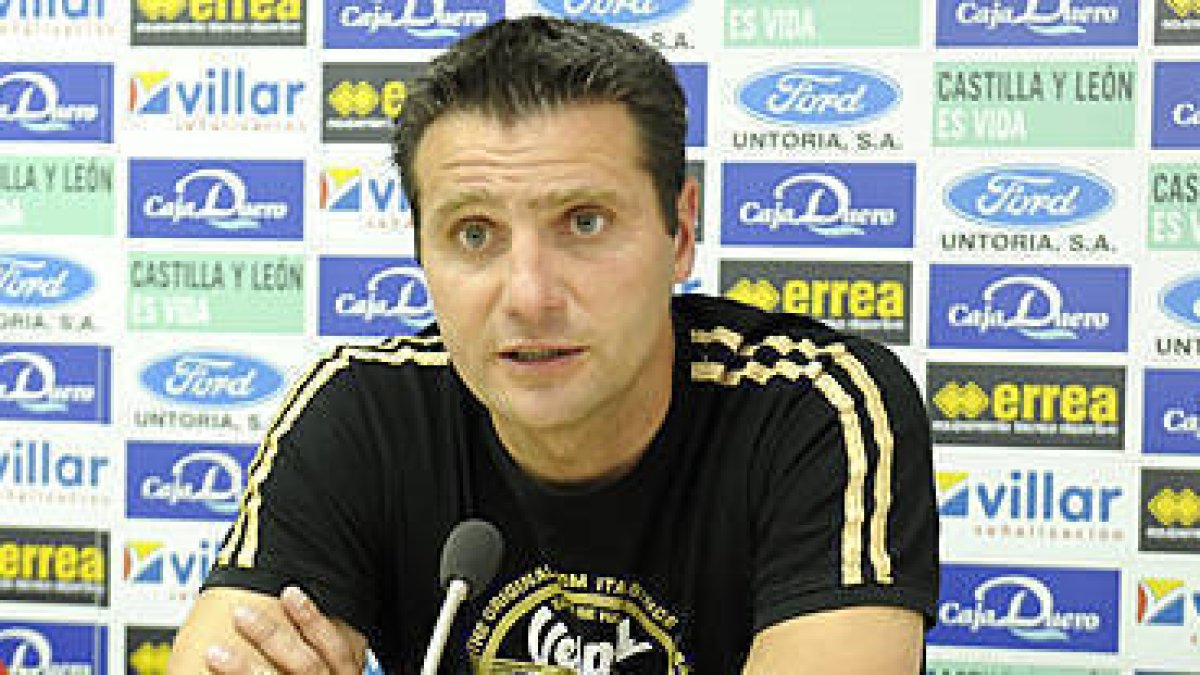 El director deportivo del Numancia, César Palacios. / VALENTÍN GUISANDE-