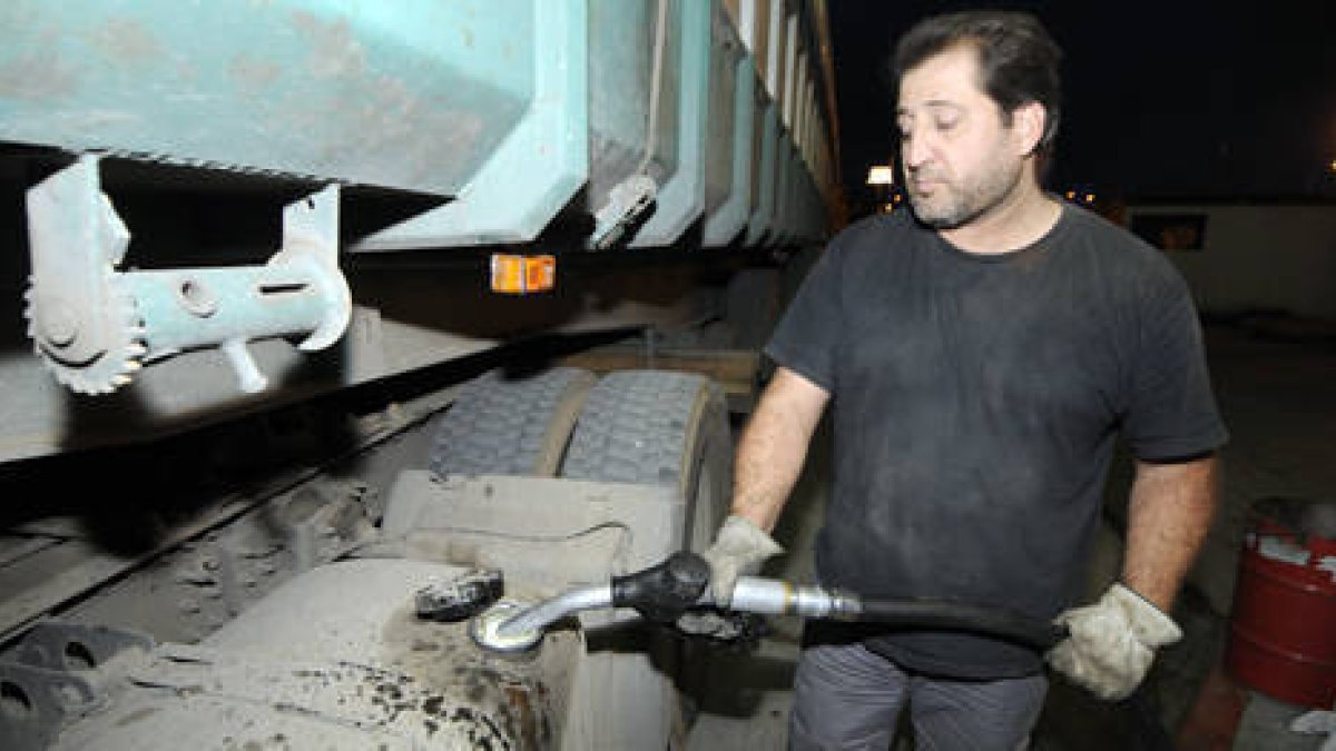 Un camionero repostando en una gasolinera. / VALENTÍN GUISANDE-