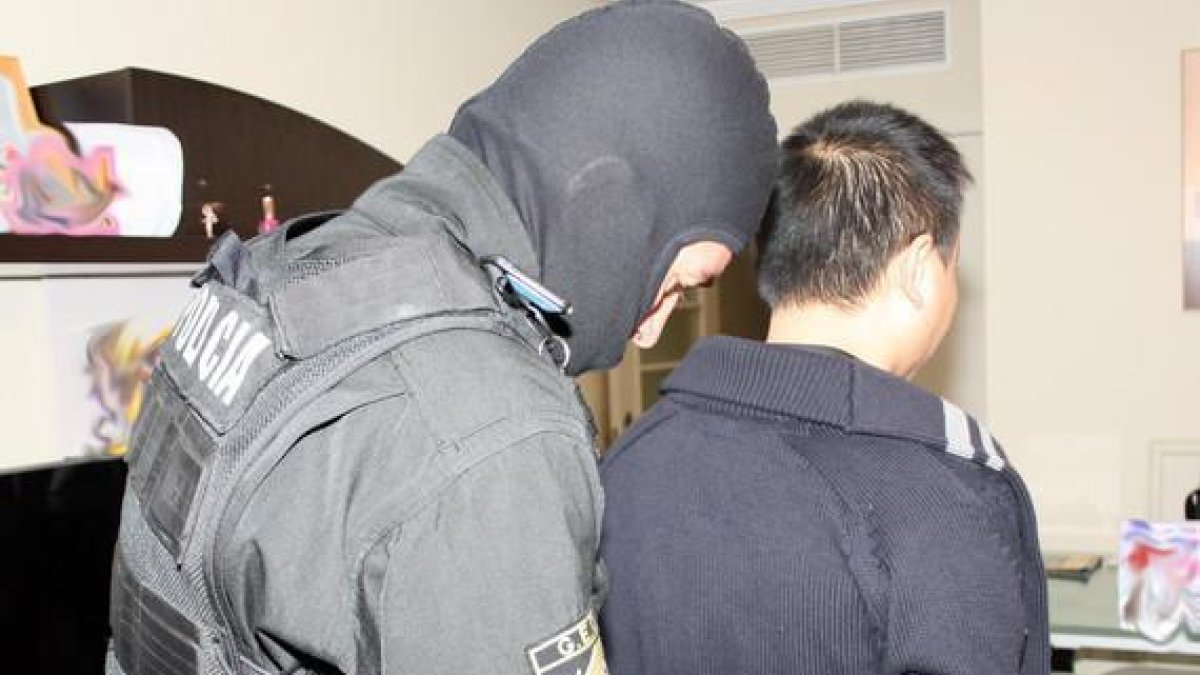 La policía detiene a un ciudadano chino en el marco de la operación Emperador, este octubre-EL PERIÓDICO