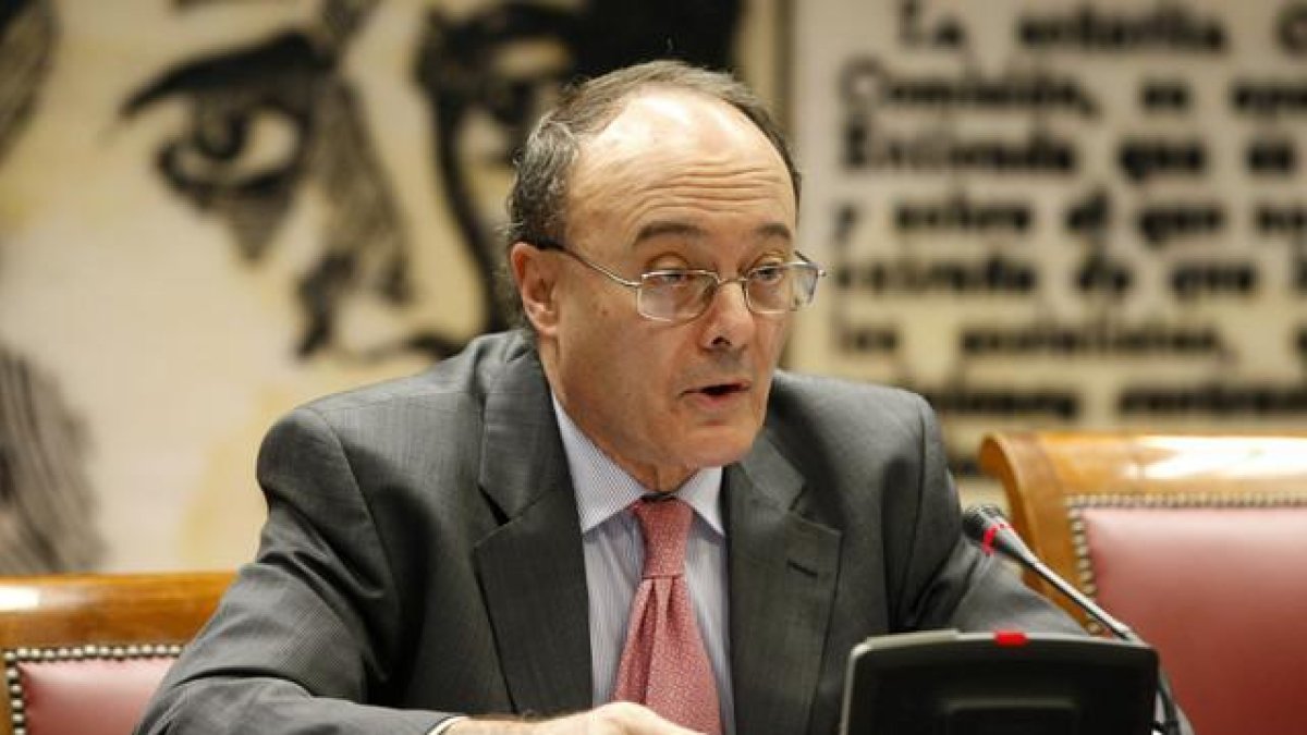 El gobernador del Banco de España, Luis María Linde, el pasado noviembre en el Senado-JUAN MANUEL PRATS