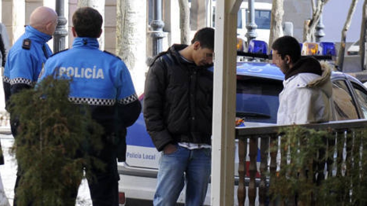 Varios policías durante una actuación en la capital. / V.G.-