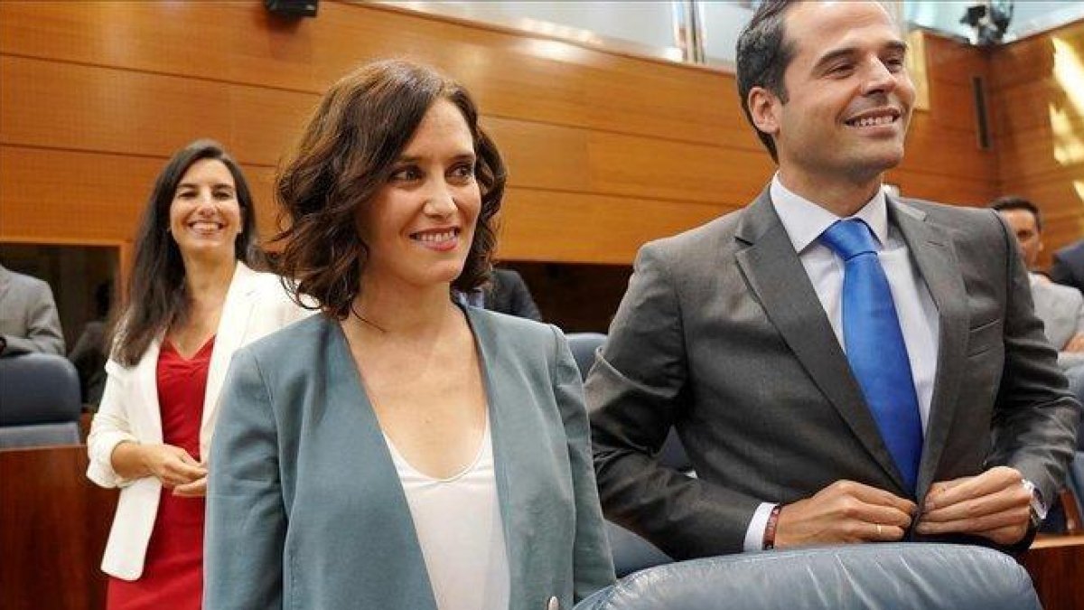 La candidata del PP a la presidencia de la Comunidad de Madrid, Isabel Díaz Ayuso, junto a sus socios: la líder de Vox, Rocío Monasterio, y de Cs, Ignacio Aguado.-JOSÉ LUÍS ROCA