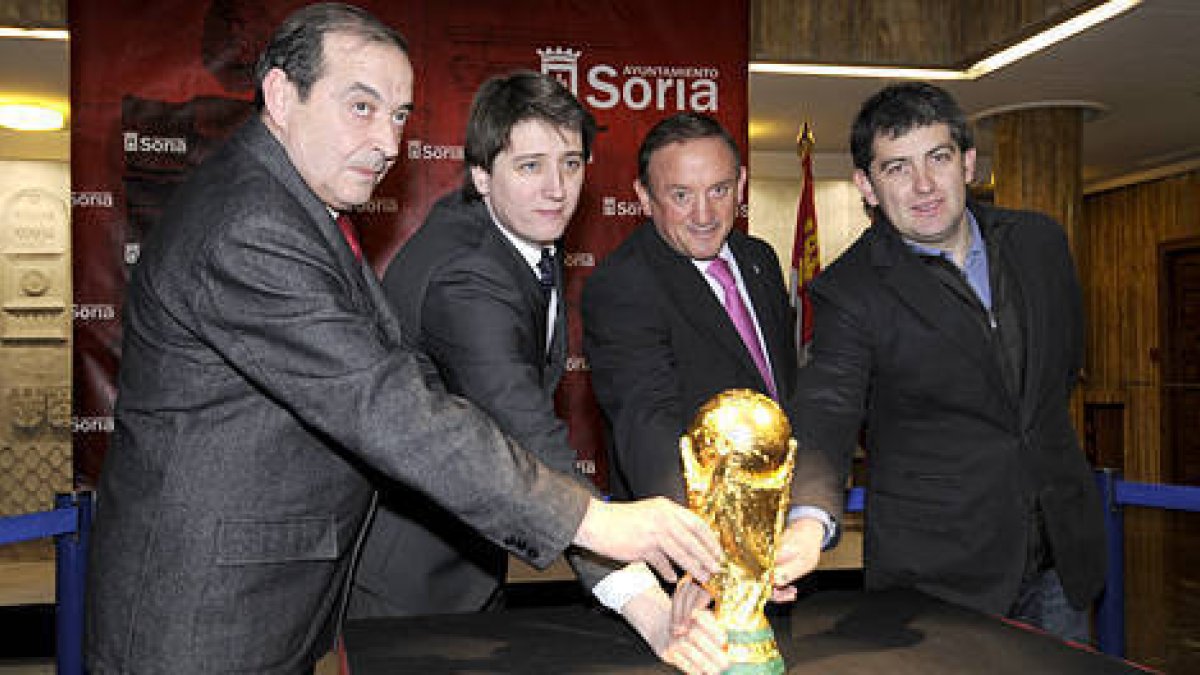 Momento de la recepción de la Copa del Mundo en el Ayuntamiento. / V. Guisande-